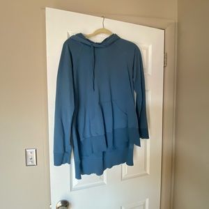 Thin blue sweatshirt with slits on hips